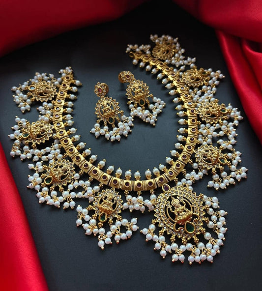 Amazing Gold floral pendant set with Earring